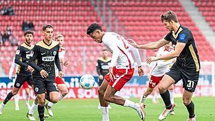 Das bislang letzte Tor für den SSV Jahn Regensburg hat Noah Ganaus (am Ball) am 2. November gegen Elversberg erzielt. Seit 524 Pflichtspiel-Minuten warten die Oberpfälzer nun schon auf einen Treffer.