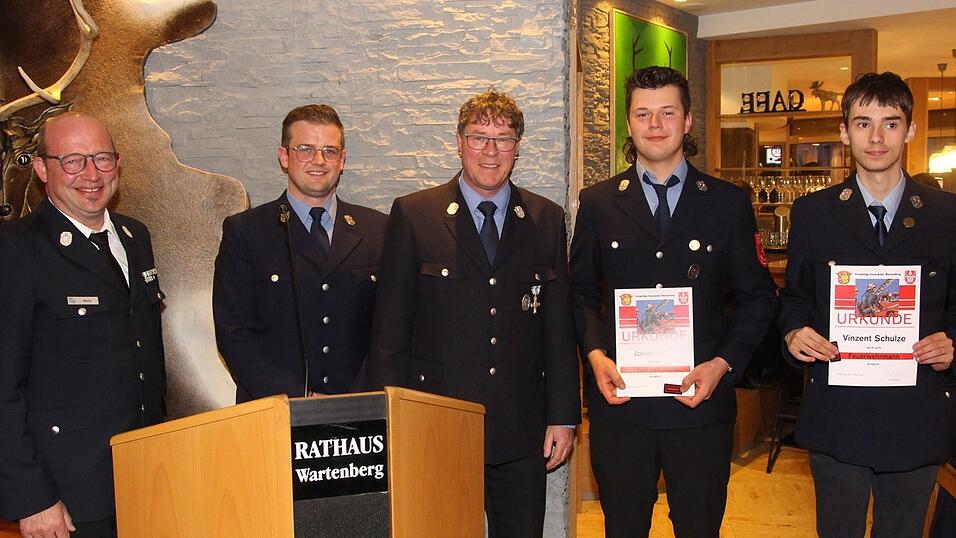 Kreisbrandmeister Thomas Metz, zweiter Kommandant Alexander Allwang, Kommandant Martin St&ouml;ckl, Jonas Bathe und Vinzent Schulze bei den Bef&ouml;rderungen.