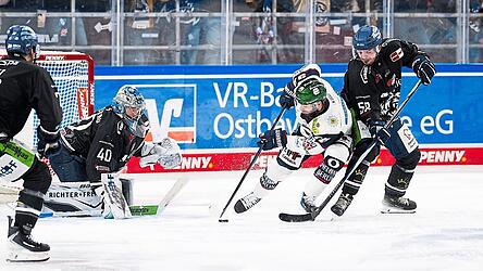 Berlins Torjäger Liam Kirk setzt sich gegen Tigers-Nachverpflichtung Ryan Merkley durch und erzielt das richtungsweisende 2:1 für die Eisbären. Am Ende siege der Meister aus der Hauptstadt dank des Hattricks des Briten mit 4:2 im Eisstadion am Pulverturm. Berlins Torjäger Liam Kirk setzt sich gegen Tigers-Nachverpflichtung Ryan Merkley durch und erzielt das richtungsweisende 2:1 für die Eisbären. Am Ende siege der Meister aus der Hauptstadt dank des Hattricks des Briten mit 4:2 im Eisstadion am Pulverturm.