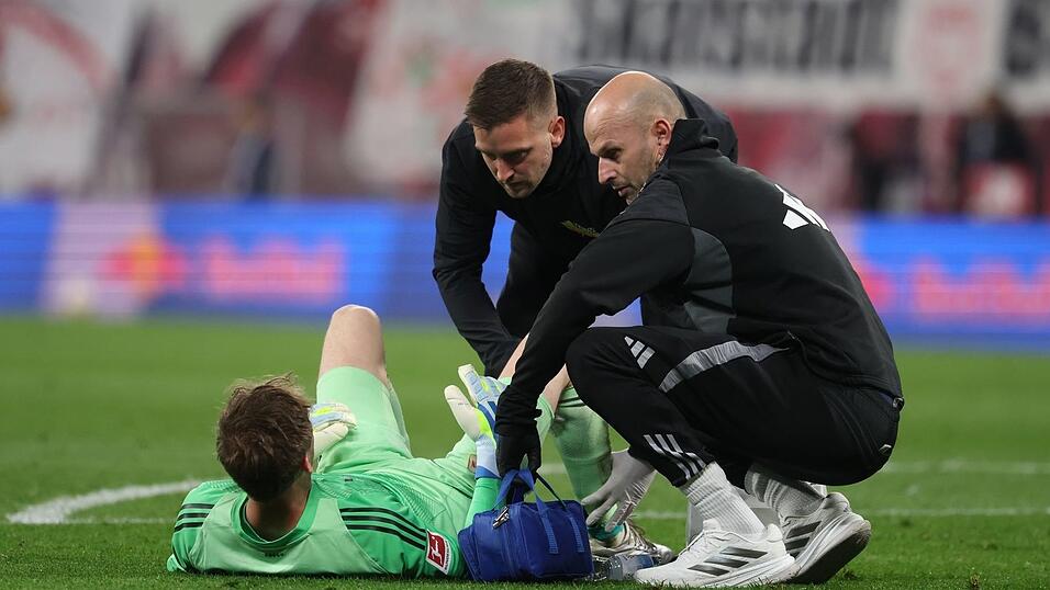 Torwart Frederik R&ouml;nnow von Union Berlin musste fr&uuml;hzeitig verletzt ausgewechselt werden.