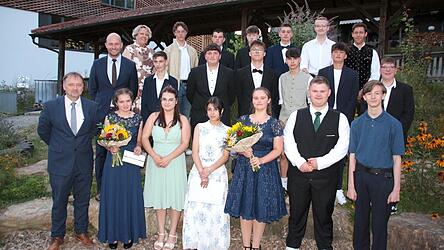19 Absolventen der Mittelschule feierten das Ende ihrer Schulzeit und den Beginn von etwas Neuem; mit im Bild Rektor Josef Baumann (vorne links), Klassenlehrer Alexander Herfellner (dahinter) und Konrektorin Regina Breu (dahinter).