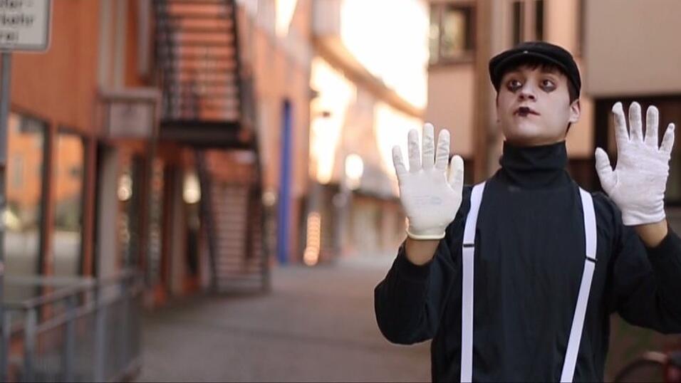 Topsy Turvy ProjectIm Fast-Food-Restaurant wird ein Burger verschlungen - am Tablett ist ein ausgehungertes Kind abgedruckt. Sechs Kurzfilme setzen sich mit dem Thema 'verkehrte Welt' auseinander.Filmteam 'laspire pictures' aus Landshut