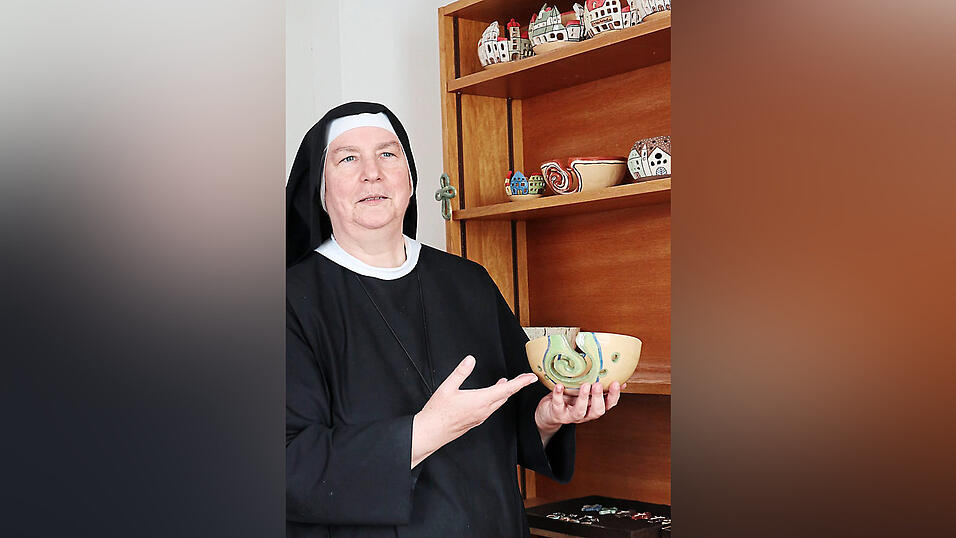 Schwester Magdalena verbringt viel Zeit in ihrer Keramik-Werkstatt. Schwester Magdalena verbringt viel Zeit in ihrer Keramik-Werkstatt.