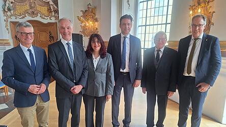 Die eine ging, der andere kam: (v. l.) Landrat Bernd Sibler, Dr. Thomas Trautwein, Gisela Schwack, Justizminister Georg Eisenreich, Deggendorfs zweiter Bürgermeister Günther Pammer und Mettens Bürgermeister Andreas Moser.