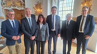 Die eine ging, der andere kam: (v. l.) Landrat Bernd Sibler, Dr. Thomas Trautwein, Gisela Schwack, Justizminister Georg Eisenreich, Deggendorfs zweiter Bürgermeister Günther Pammer und Mettens Bürgermeister Andreas Moser.