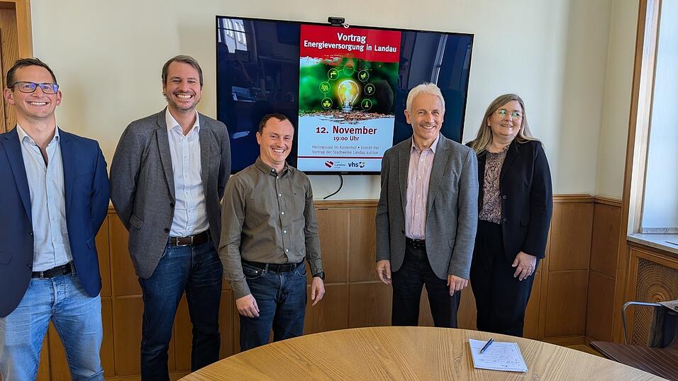 Die Leitung der Stadtwerke präsentierte Bürgermeister Kohlmayer und VHS-Chefin Wällischmiller das geplante Programm Die Leitung der Stadtwerke präsentierte Bürgermeister Kohlmayer und VHS-Chefin Wällischmiller das geplante Programm