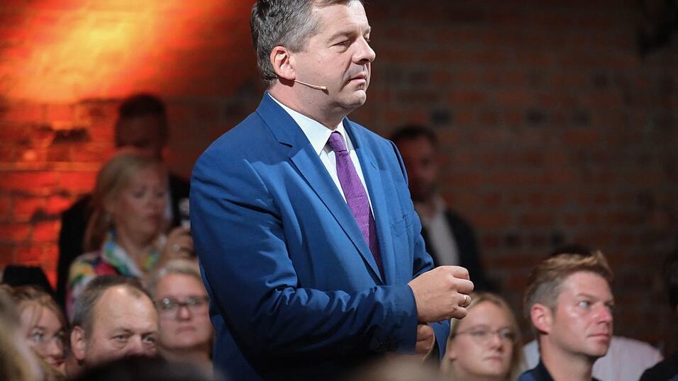 «Und ich finde es ganz spannend, dass jetzt hier aus Berlin wieder Einzelne mir irgendwo Ratschläge geben, was ich nicht machen darf», sagt Sven Schulze (CDU). «Und ich finde es ganz spannend, dass jetzt hier aus Berlin wieder Einzelne mir irgendwo Ratschläge geben, was ich nicht machen darf», sagt Sven Schulze (CDU).