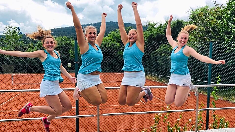 Da freuen sich die Damen: Lisa Rabenbauer (v.li.), Mannschaftsführerin Julia Schnaiter, Lena Stern und Julia Bergbauer. Da freuen sich die Damen: Lisa Rabenbauer (v.li.), Mannschaftsführerin Julia Schnaiter, Lena Stern und Julia Bergbauer.
