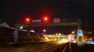 Die Höhenkontroll-Anlage vor dem Tunnel erkennt automatisch zu hohe oder zu hoch beladene Fahrzeuge und löst eine Sperrung aus. Die Höhenkontroll-Anlage vor dem Tunnel erkennt automatisch zu hohe oder zu hoch beladene Fahrzeuge und löst eine Sperrung aus.