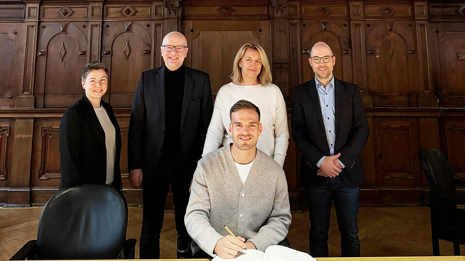 Im Beisein der Landshuter Sportbeauftragten Sabrina H&ouml;gl, Oberb&uuml;rgermeister Alexander Putz, Mutter Andjelka und Referatsleiter Klaus Pei&szlig;inger (von links) tr&auml;gt sich&nbsp;Marin Pongračić ins Goldene Sportbuch ein.&nbsp;