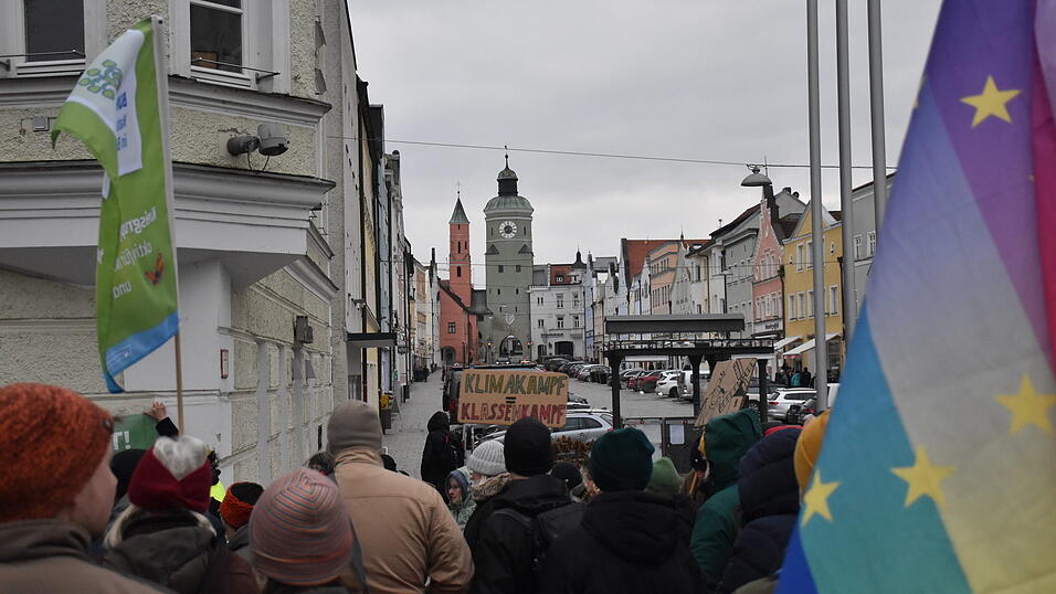 Die Aktivisten versammelten sich vor dem Rathaus.