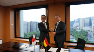 Shigetomo Sakamoto (l.) und Peter Steinl bei der Unterzeichnung der Absichtserklärung.