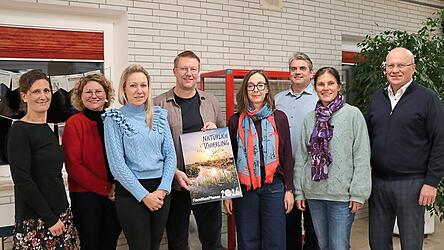 Jürgen Eifler (4.v.l.), Vorsitzender des Schulfördervereins, mit dem Vorstandsteam, den Beisitzern und stellvertretender Schulleiterin Stephanie Weiß (2.v.l.). Im Rahmen der Jahreshauptversammlung wurde auch der neue Kalender und Familienplaner vorgestellt, deren Verkaufserlös an den Förderverein fließt. Jürgen Eifler (4.v.l.), Vorsitzender des Schulfördervereins, mit dem Vorstandsteam, den Beisitzern und stellvertretender Schulleiterin Stephanie Weiß (2.v.l.). Im Rahmen der Jahreshauptversammlung wurde auch der neue Kalender und Familienplaner vorgestellt, deren Verkaufserlös an den Förderverein fließt.