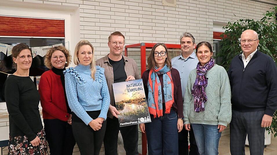 Jürgen Eifler (4.v.l.), Vorsitzender des Schulfördervereins, mit dem Vorstandsteam, den Beisitzern und stellvertretender Schulleiterin Stephanie Weiß (2.v.l.). Im Rahmen der Jahreshauptversammlung wurde auch der neue Kalender und Familienplaner vorgestellt, deren Verkaufserlös an den Förderverein fließt. Jürgen Eifler (4.v.l.), Vorsitzender des Schulfördervereins, mit dem Vorstandsteam, den Beisitzern und stellvertretender Schulleiterin Stephanie Weiß (2.v.l.). Im Rahmen der Jahreshauptversammlung wurde auch der neue Kalender und Familienplaner vorgestellt, deren Verkaufserlös an den Förderverein fließt.