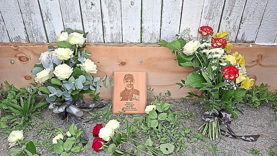 Diese Gedenkplatte ließ Chris Wall zur Erinnerung an seinen Bruder Symon anfertigen. Diese Gedenkplatte ließ Chris Wall zur Erinnerung an seinen Bruder Symon anfertigen.