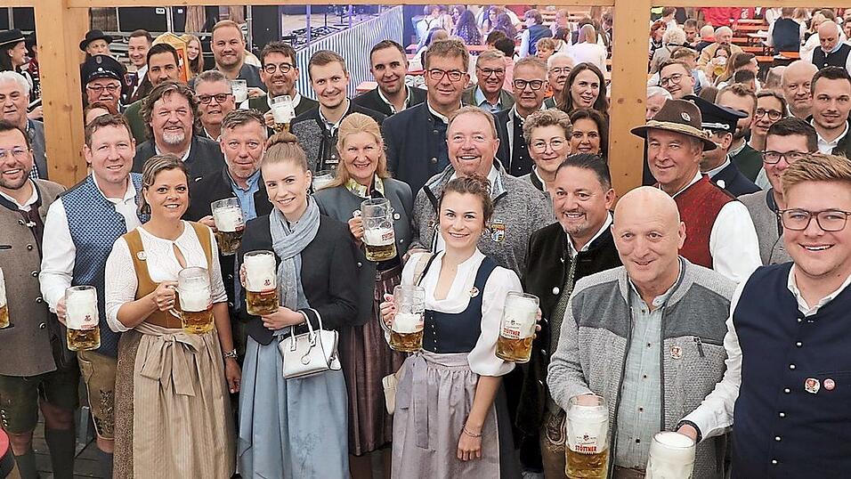 Ein &bdquo;Prost&ldquo; auf das Jubil&auml;ums-Volksfest.