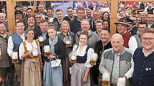 Ein „Prost“ auf das Jubiläums-Volksfest. Ein „Prost“ auf das Jubiläums-Volksfest.