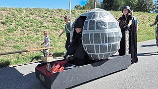 Die dunkle Bedrohung zieht mit ihrem Todesstern zum Start. Die dunkle Bedrohung zieht mit ihrem Todesstern zum Start.