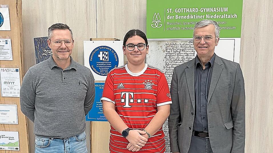 Oliver Gehard (Mitte) vom St.-Gottthard-Gymnasium Niederalteich mit Stephan Kokott (li.) und Bernhard Falk von der Schulleitung (re.).
