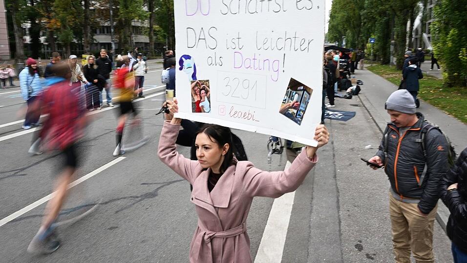 Kreative Plakate waren an der Strecke zu sehen.