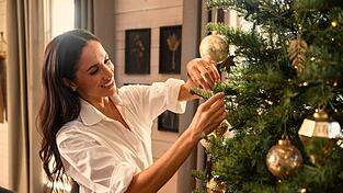 Meghan schmückt den Weihnachtsbaum. Meghan schmückt den Weihnachtsbaum.