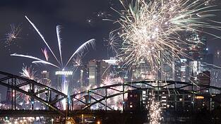 Gut jeder fünfte Bundesbürger will laut einer neuen Umfrage zum Jahreswechsel privates Feuerwerk zünden. (Archivbild) Gut jeder fünfte Bundesbürger will laut einer neuen Umfrage zum Jahreswechsel privates Feuerwerk zünden. (Archivbild)