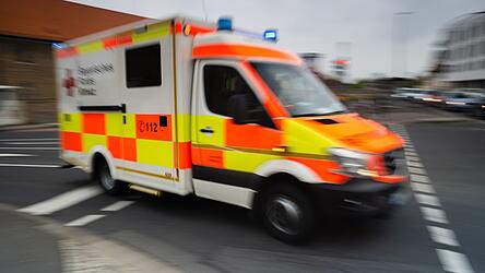 Der verletzte Pilot wurde vom Rettungsdienst in ein Krankenhaus gebracht. (Symbolbild)