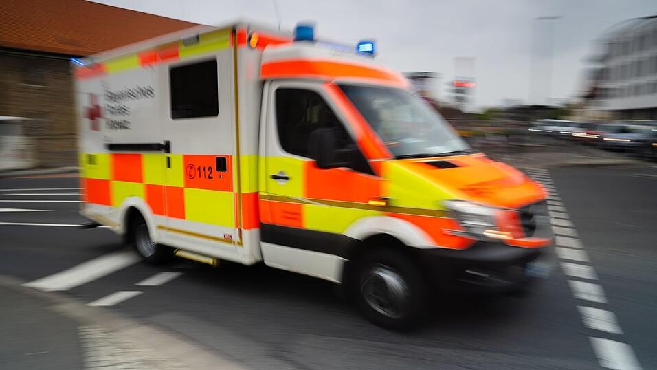 Der verletzte Pilot wurde vom Rettungsdienst in ein Krankenhaus gebracht. (Symbolbild)
