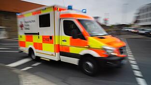 Der verletzte Pilot wurde vom Rettungsdienst in ein Krankenhaus gebracht. (Symbolbild)