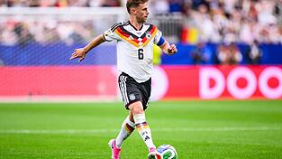 Wie seine Kollegen tr&auml;gt der DFB-Kapit&auml;n pink - das neueste Modell seines Ausr&uuml;sters.