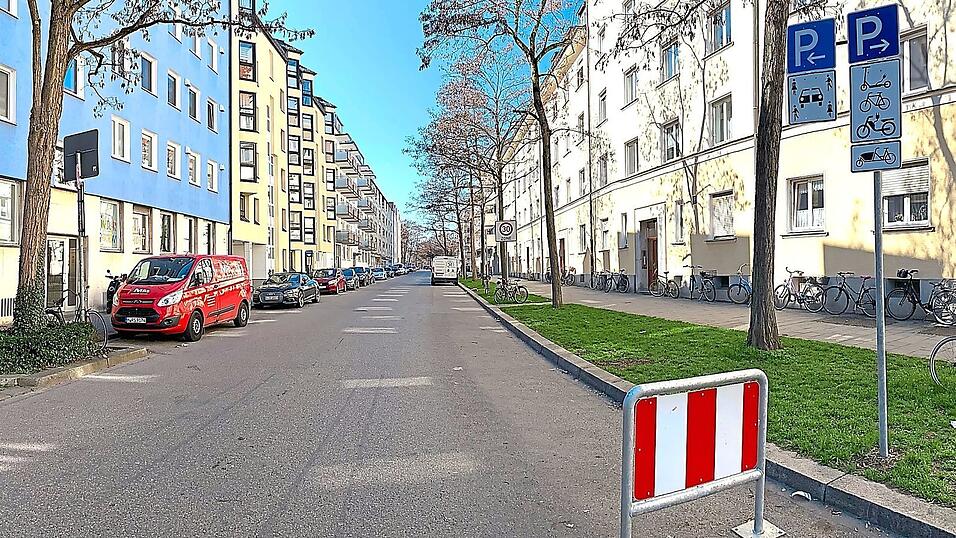 Der Mobilitätspunkt in der Schwabinger Destouchesstraße: Seit Oktober ist an dieser Stelle des Lizenzgebiets Anwohnerparken nicht mehr erlaubt. Sharing-Autos finden trotzdem keine her. Der Mobilitätspunkt in der Schwabinger Destouchesstraße: Seit Oktober ist an dieser Stelle des Lizenzgebiets Anwohnerparken nicht mehr erlaubt. Sharing-Autos finden trotzdem keine her.