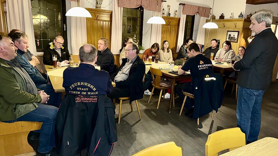 B&uuml;rgermeister Sandro Bauer hie&szlig; am Dienstagabend die Vertreter der verschiedenen Organisationen, die allj&auml;hrlich den Leonhardiritt m&ouml;glich machen, zur Besprechung im Gasthaus &bdquo;Stangerl&ldquo; willkommen.