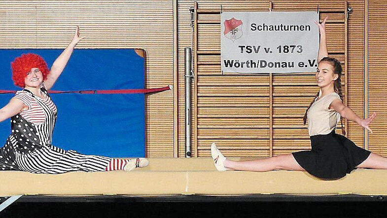 Spagat auf dem Balken.