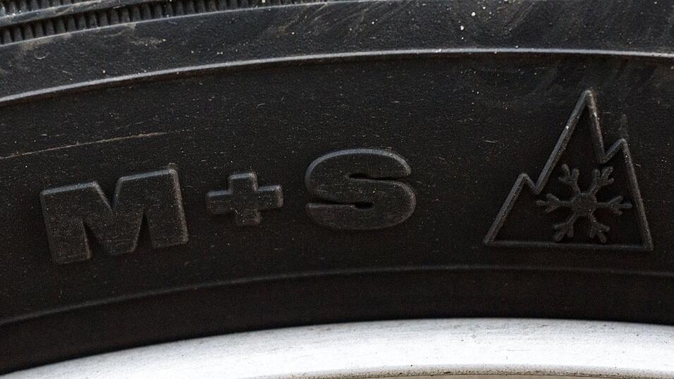 Wintertaugliche Reifen erkennen Sie an diesen beiden Symbolen: Die Abkürzung M+S steht für Matsch und Schnee.