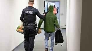 Vor allem die Grünen hatten sich bei den Verhandlungen über das sogenannte Rückführungsverbesserungsgesetz der Ampel-Koalition für den Anspruch auf einen Pflichtanwalt bei Abschiebehaft und Ausreisegewahrsam eingesetzt. (Archivfoto)