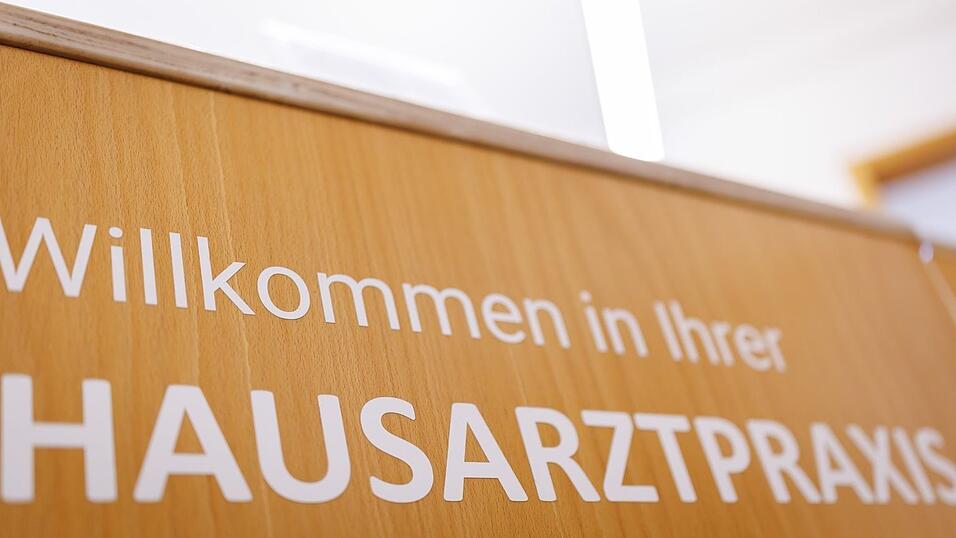Der Vorschlag einer «Kontaktgebühr» für Arztbesuche stößt auch bei Bayerns Gesundheitsministerin Gerlach auf Kritik. (Symbolbild) Der Vorschlag einer «Kontaktgebühr» für Arztbesuche stößt auch bei Bayerns Gesundheitsministerin Gerlach auf Kritik. (Symbolbild)
