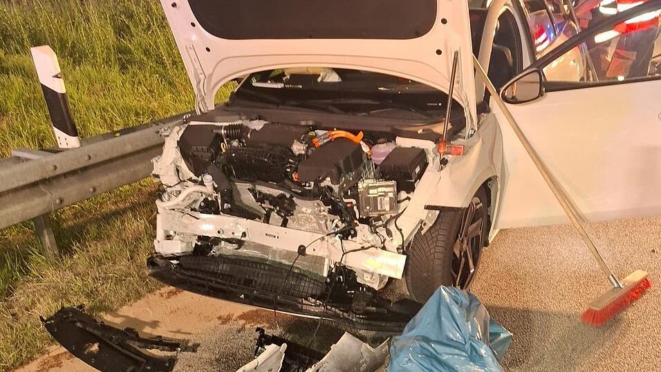 Dieser Wagen kollidierte auf der A3 bei Wörth mit einem Autotransporter. Dieser Wagen kollidierte auf der A3 bei Wörth mit einem Autotransporter.