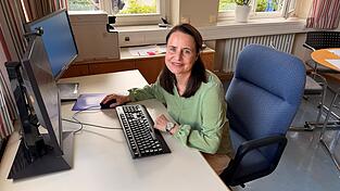Die neue Rektorin der Viechtacher Grundschule Kerstin Detto an ihrem Schreibtisch.