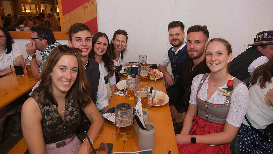 Die Partybilder vom Dienstag, 15. August 2023, aus dem Festzelt Krönner. Die Partybilder vom Dienstag, 15. August 2023, aus dem Festzelt Krönner.