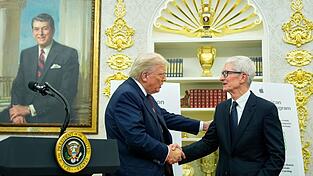 Apple-Chef Tim Cook brachte zusätzliche Investitionen von 100 Milliarden Dollar mit - und kann sich über eine Befreiung von Zöllen freuen. (Archivbild)