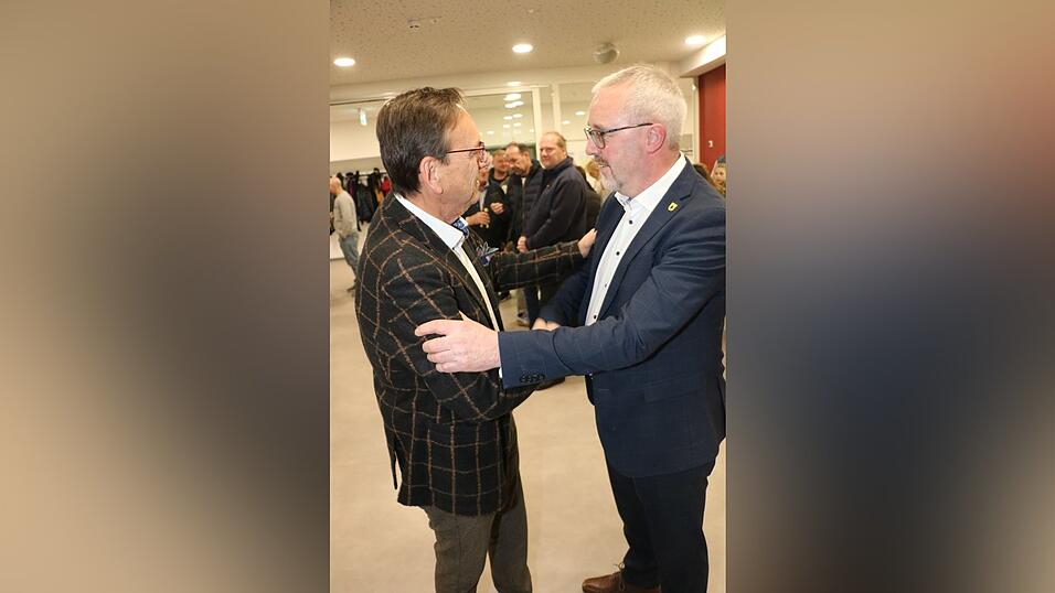 Faire Geste: B&uuml;rgermeister Franz Wittmann gratuliert Wahlsieger Hans Greil