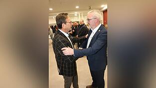 Faire Geste: B&uuml;rgermeister Franz Wittmann gratuliert Wahlsieger Hans Greil