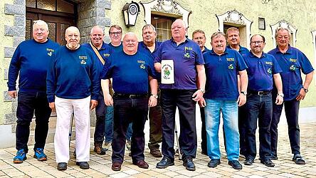 Aus den &bdquo;Buam&ldquo; sind mittlerweile &auml;ltere M&auml;nner geworden: Der Stammtisch &bdquo;Furtherer Buam&ldquo; traf sich k&uuml;rzlich vor dem Stammlokal Gasthaus &bdquo;Stangerl am Platzl&ldquo; zu einem neuen Gruppenbild.