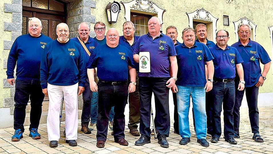 Aus den „Buam“ sind mittlerweile ältere Männer geworden: Der Stammtisch „Furtherer Buam“ traf sich kürzlich vor dem Stammlokal Gasthaus „Stangerl am Platzl“ zu einem neuen Gruppenbild. Aus den „Buam“ sind mittlerweile ältere Männer geworden: Der Stammtisch „Furtherer Buam“ traf sich kürzlich vor dem Stammlokal Gasthaus „Stangerl am Platzl“ zu einem neuen Gruppenbild.