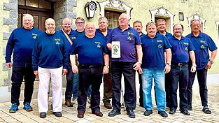 Aus den &bdquo;Buam&ldquo; sind mittlerweile &auml;ltere M&auml;nner geworden: Der Stammtisch &bdquo;Furtherer Buam&ldquo; traf sich k&uuml;rzlich vor dem Stammlokal Gasthaus &bdquo;Stangerl am Platzl&ldquo; zu einem neuen Gruppenbild.