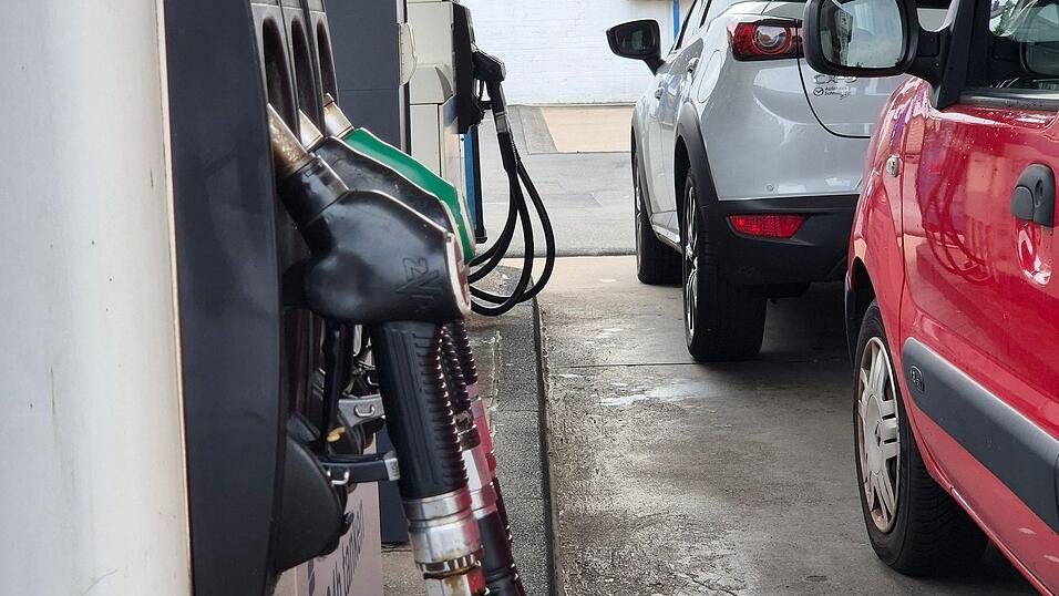 Tanken ist teuer wie nie. (Symbolbild) Tanken ist teuer wie nie. (Symbolbild)