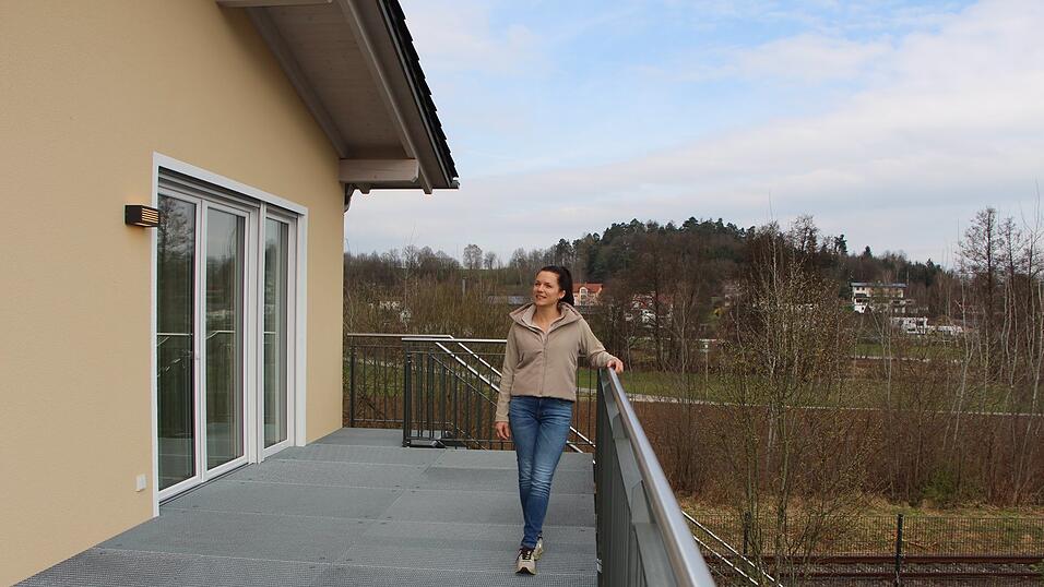 Die M&ouml;bel f&uuml;r die gro&szlig;z&uuml;gige Terrasse werden erst noch geliefert, erkl&auml;rt Eigent&uuml;merin Pia Brey. Dann k&ouml;nnen die Senioren der Wohngemeinschaft die Sonnenstrahlen im Freien genie&szlig;en.