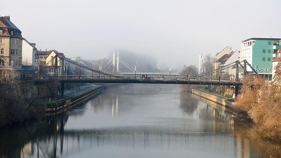 Auf der Kettenbrücke spitzt sich ein Streit zwischen zwei Männern zu. (Archivbild)