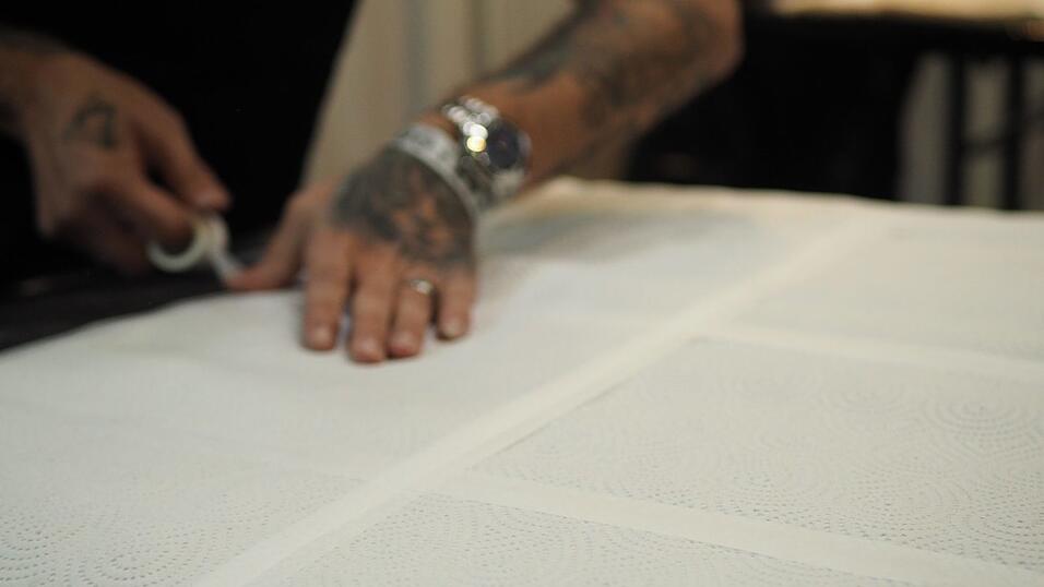 Rund 40 Aussteller und etwa 90 Tattoo-Künstler sind auf der Tattoo Convention in Straubing vertreten. Rund 40 Aussteller und etwa 90 Tattoo-Künstler sind auf der Tattoo Convention in Straubing vertreten.