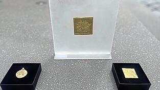 Die Medaille links ist auf 99 Exemplare limitiert und kann am Mittwoch erworben werden; die Auszeichnungen daneben werden an herausragende Bürger der Stadt verliehen. Die Medaille links ist auf 99 Exemplare limitiert und kann am Mittwoch erworben werden; die Auszeichnungen daneben werden an herausragende Bürger der Stadt verliehen.